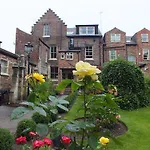 The Priory بيت ضيافة