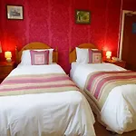 The Priory بيت ضيافة