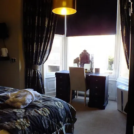 בית הארחה The Priory 4*