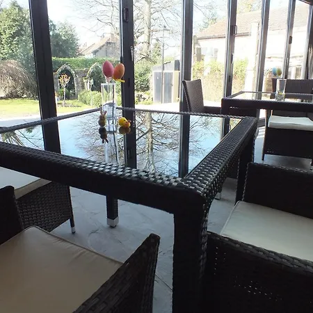 בית הארחה The Priory 4*